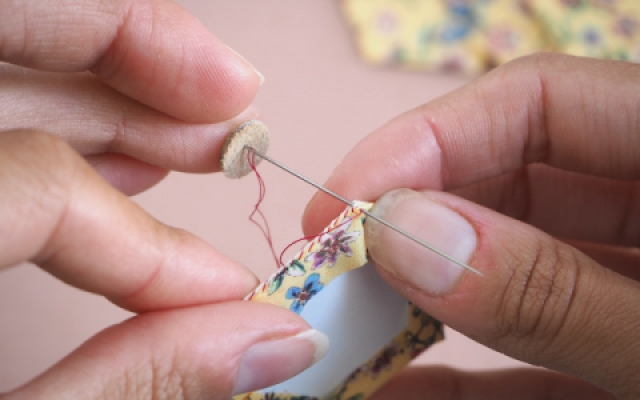 comfortable thimble for hand sewing